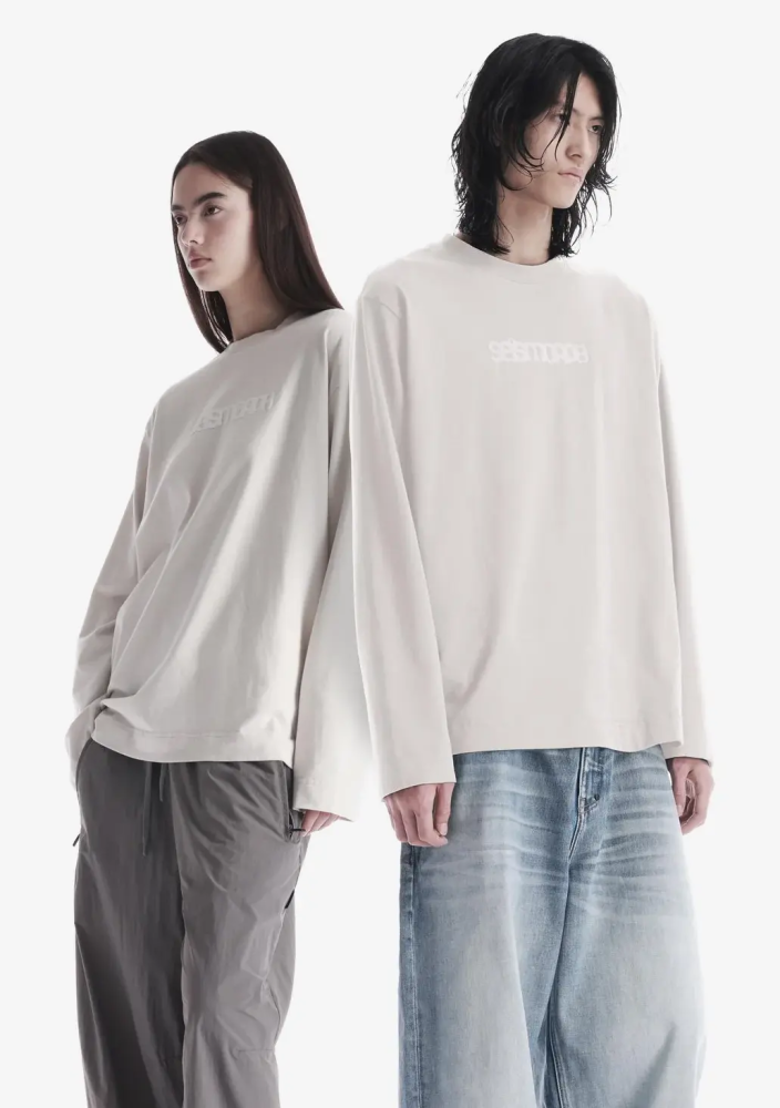 Лонгслив с тональным логотипом