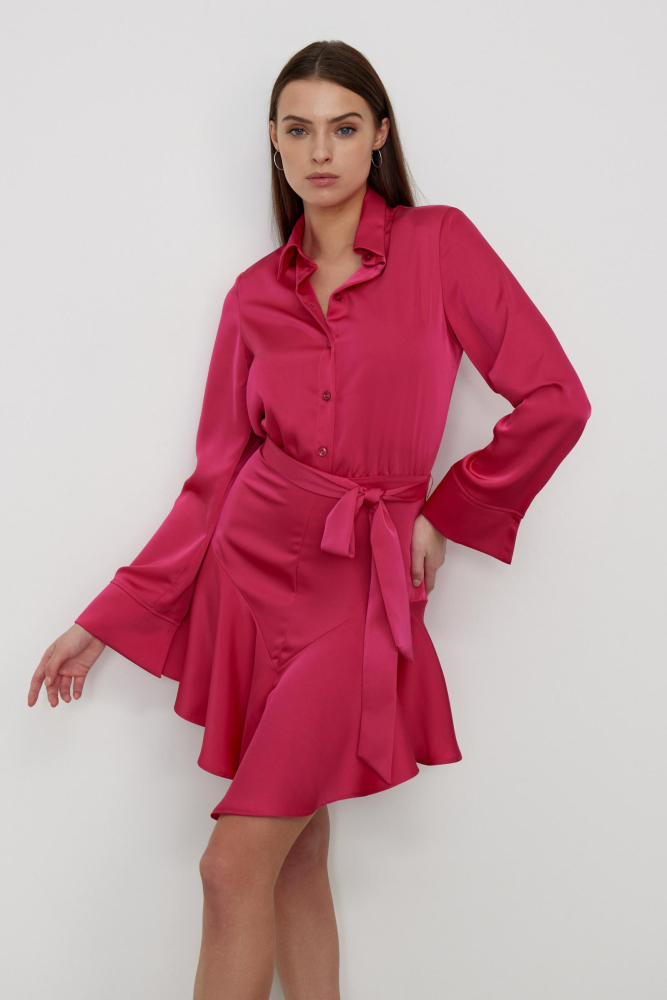 Платье с фигурной кокеткой и воланом