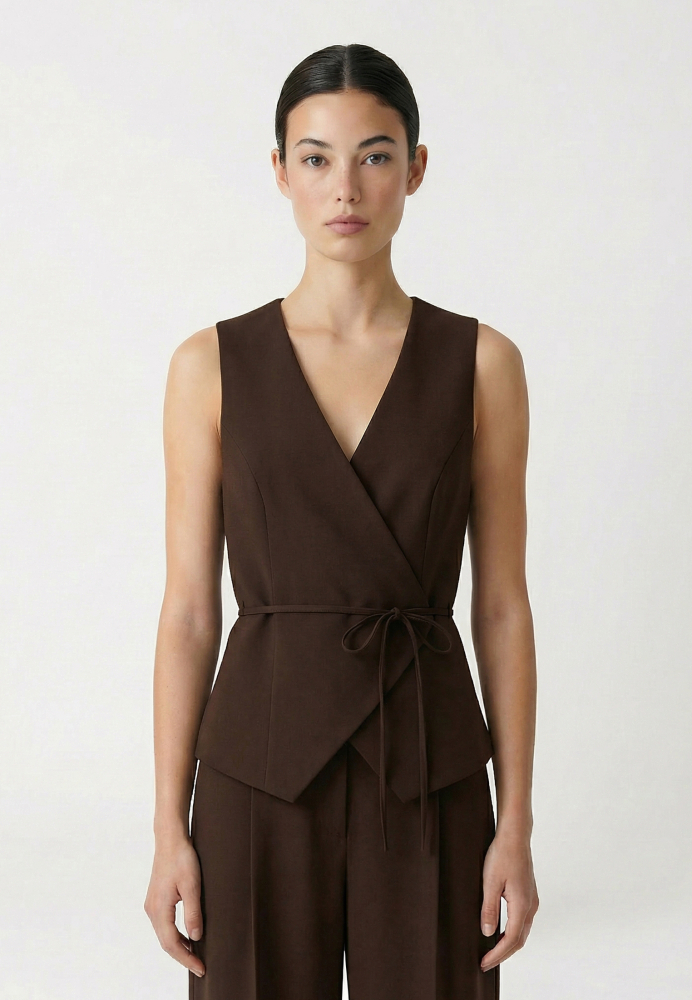 Жилет на запах из костюмной ткани