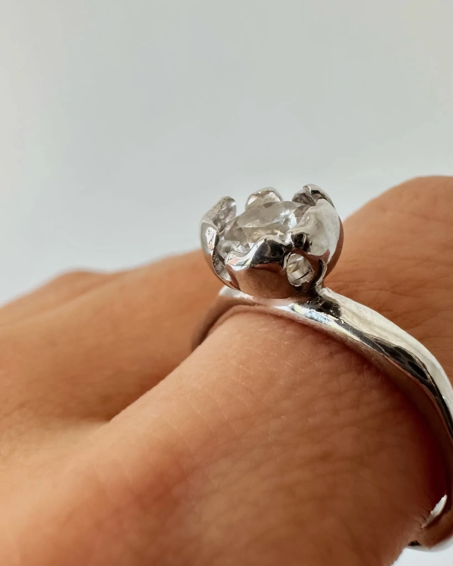 Серебряное кольцо-кувшинка «Васюганские болота» с горным хрусталем SBLESKOM, цвет: серебро, 12127 купить онлайн