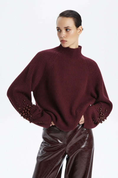 Свитер объемный с бусинами на рукавах