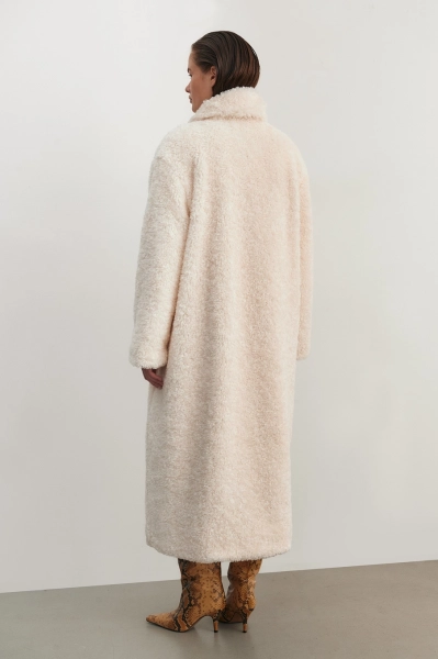 Шуба двубортная из кучерявого экомеха Mollis, цвет: Светло-бежевый, 16-13-3503/1 купить онлайн