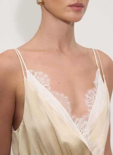 Платье из атласа