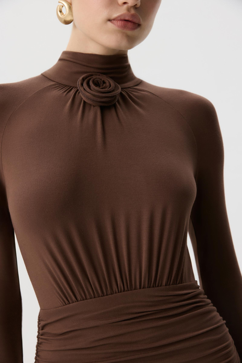 Платье мини с декоративной розой Charmstore, цвет: шоколадный, 207-47165-551 купить онлайн