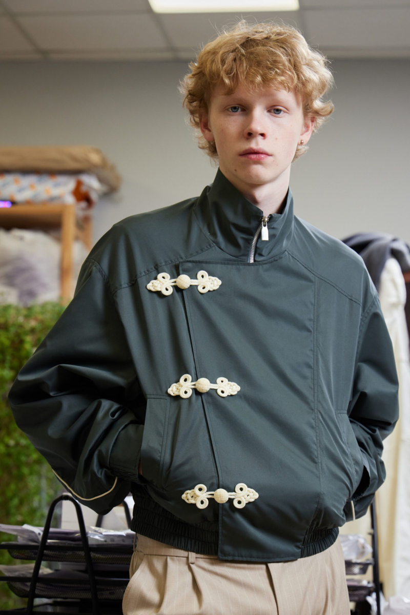 Куртка с боковыми защипами