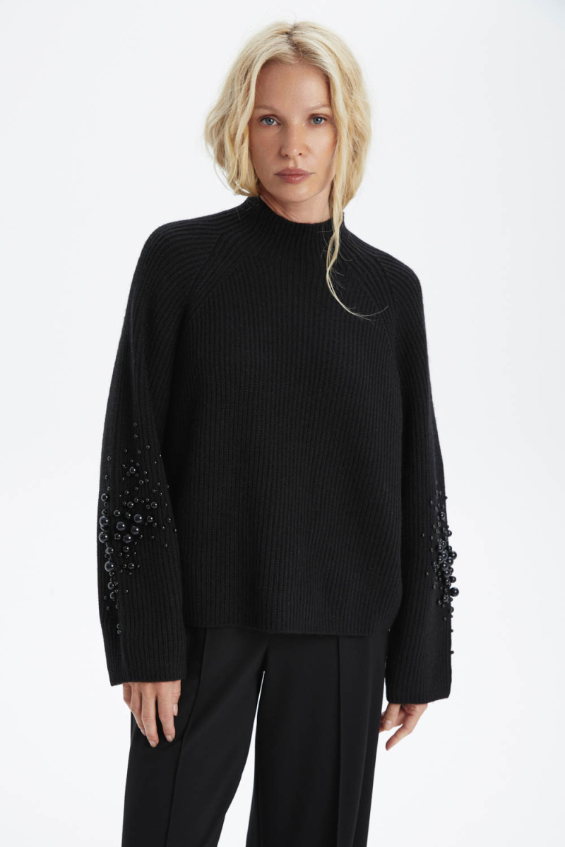 Свитер объемный с бусинами на рукавах