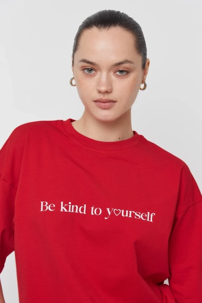 Футболка оверсайз с принтом "Be kind to yourself"