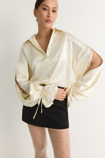 Блуза с вырезами на рукавах