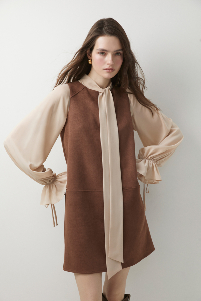 Платье мини прямое из замши Charmstore, цвет: коричневый, 111-29568-550 купить онлайн