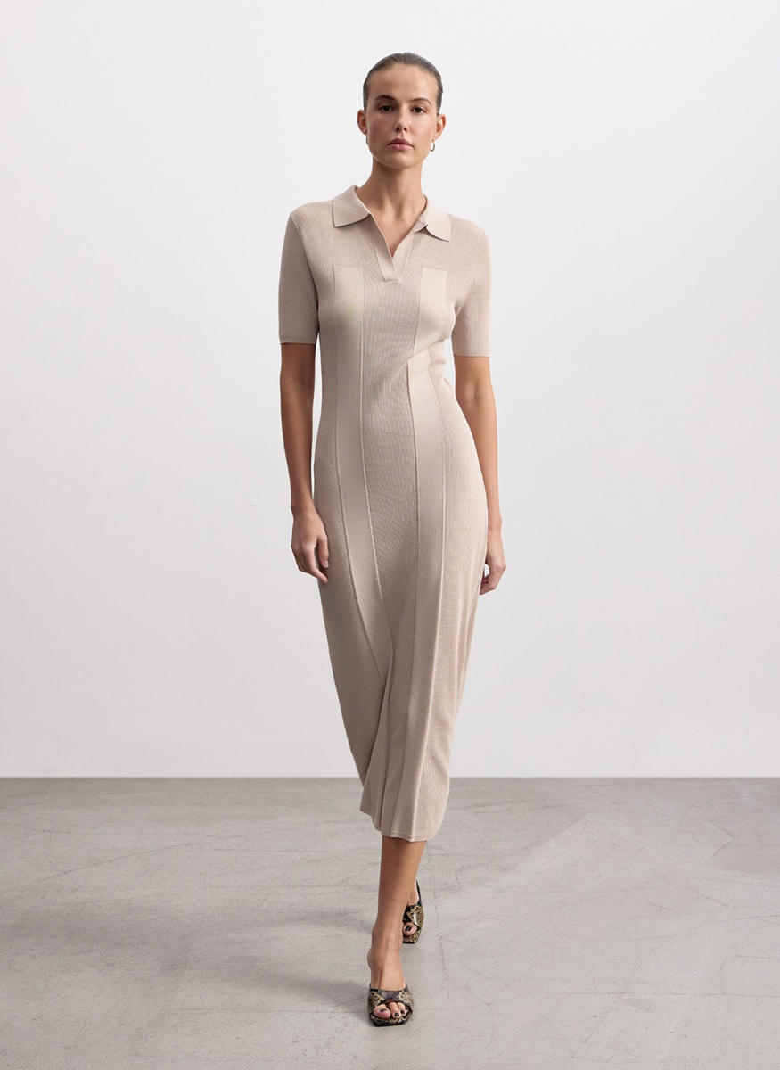 Платье вязаное с воротником поло