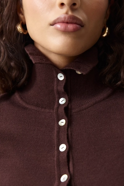 Джемпер с воротником-стойкой Charmstore, цвет: шоколадный, 303-539115-551 купить онлайн