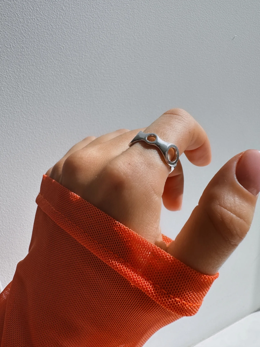 Серебряное кольцо "Poise" SBLESKOM, цвет: серебро, 11765 купить онлайн