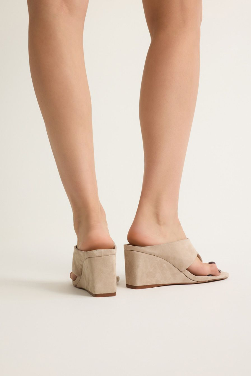 Босоножки из натуральной замши Lera Nena, цвет: бежевый LN.206.19231.110 купить онлайн