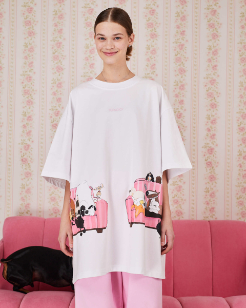 Футболка собаки на розовом диване