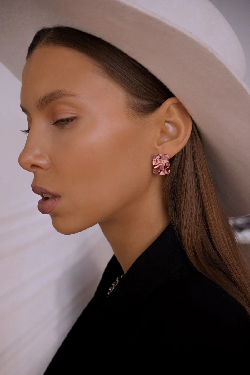 Серебряные серьги-прямоугольники "Folio" SBLESKOM, цвет: PINK, 11168 купить онлайн