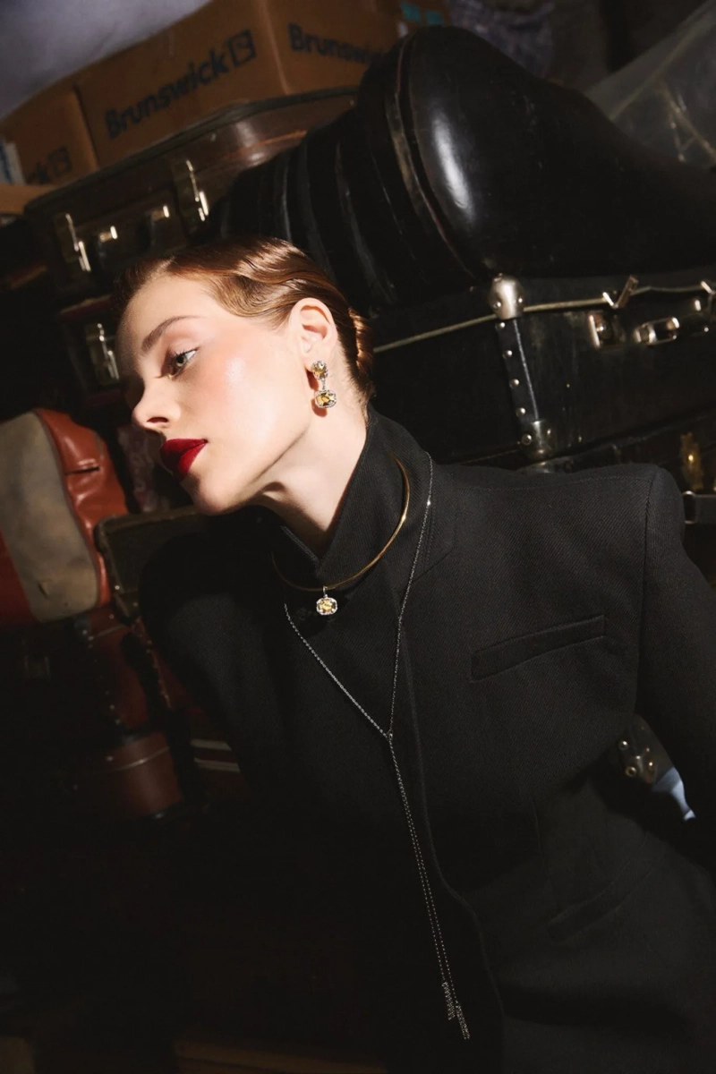 Серебряное колье-шнурок с кисточкой «Королева драмы» black SBLESKOM, цвет: серебро, 92206 купить онлайн