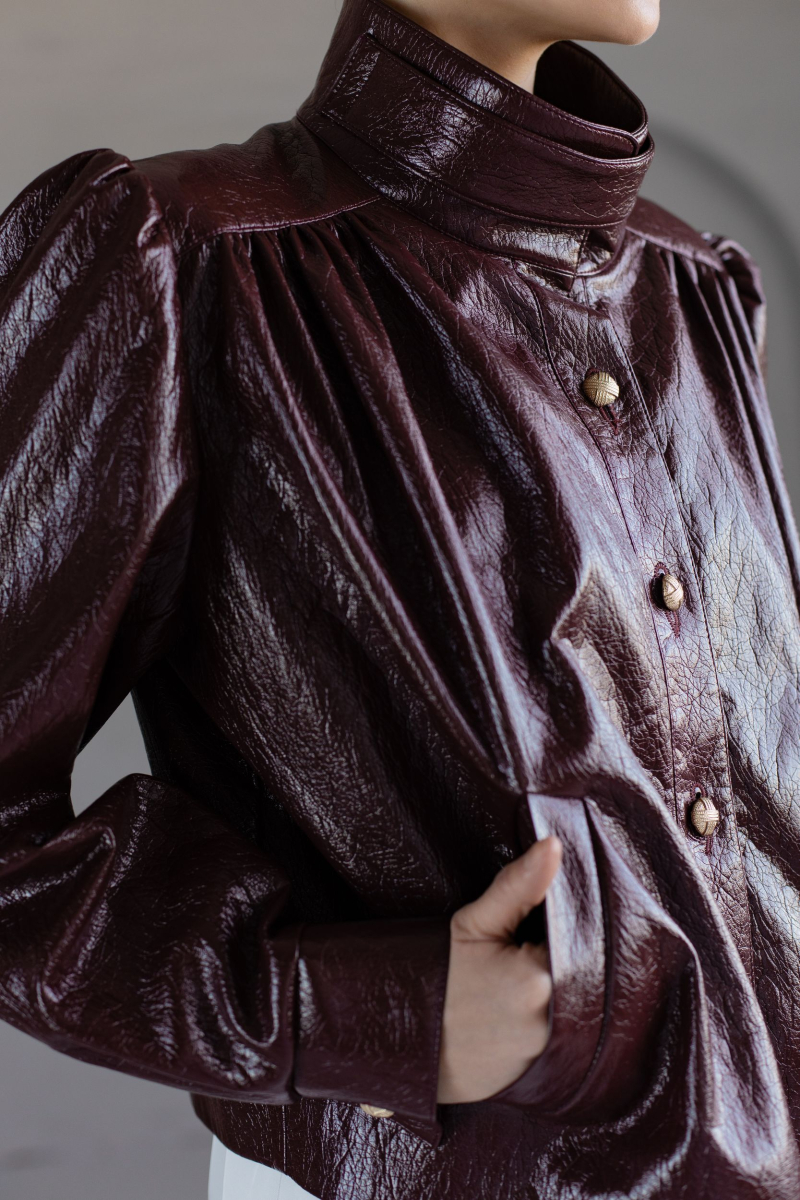 Бомбер из экокожи с драпировкой VLVT, цвет: Бордовый, 00-00005392 купить онлайн