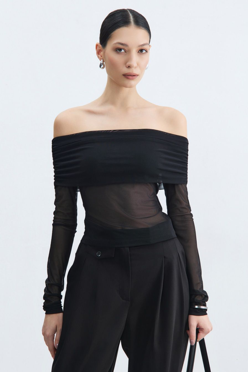 Блуза с открытыми плечами