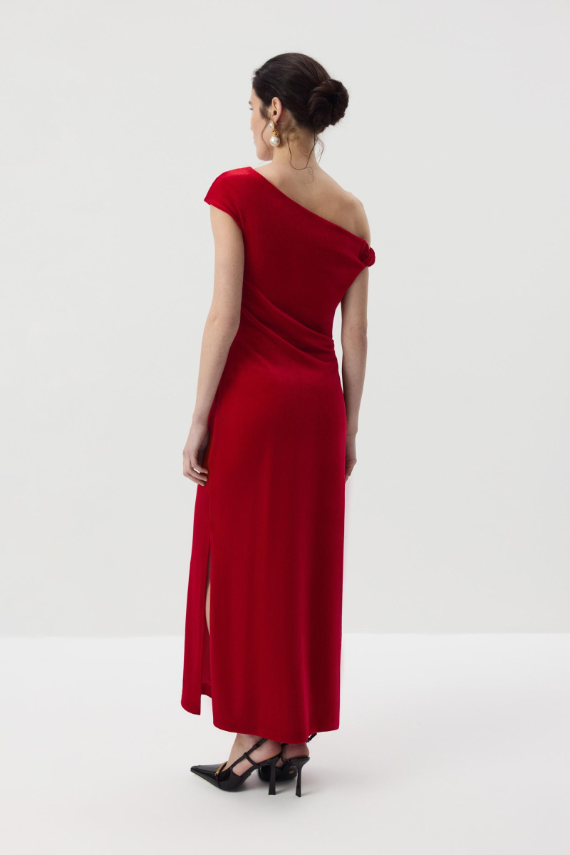 Платье макси с открытым плечом из бархата Charmstore, цвет: алый, 111-27542-441 купить онлайн