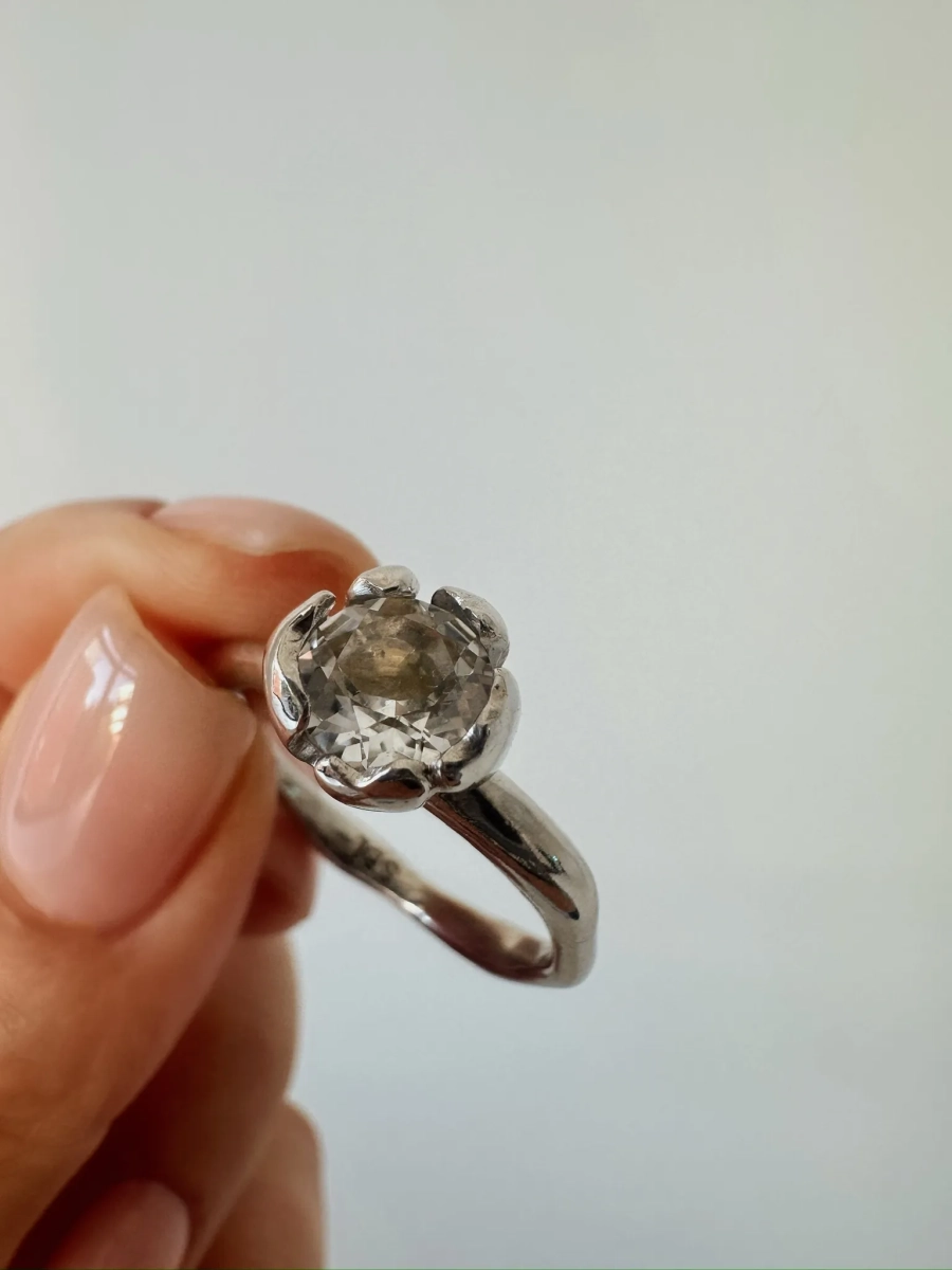 Серебряное кольцо-кувшинка «Васюганские болота» с горным хрусталем SBLESKOM, цвет: серебро, 12127 купить онлайн