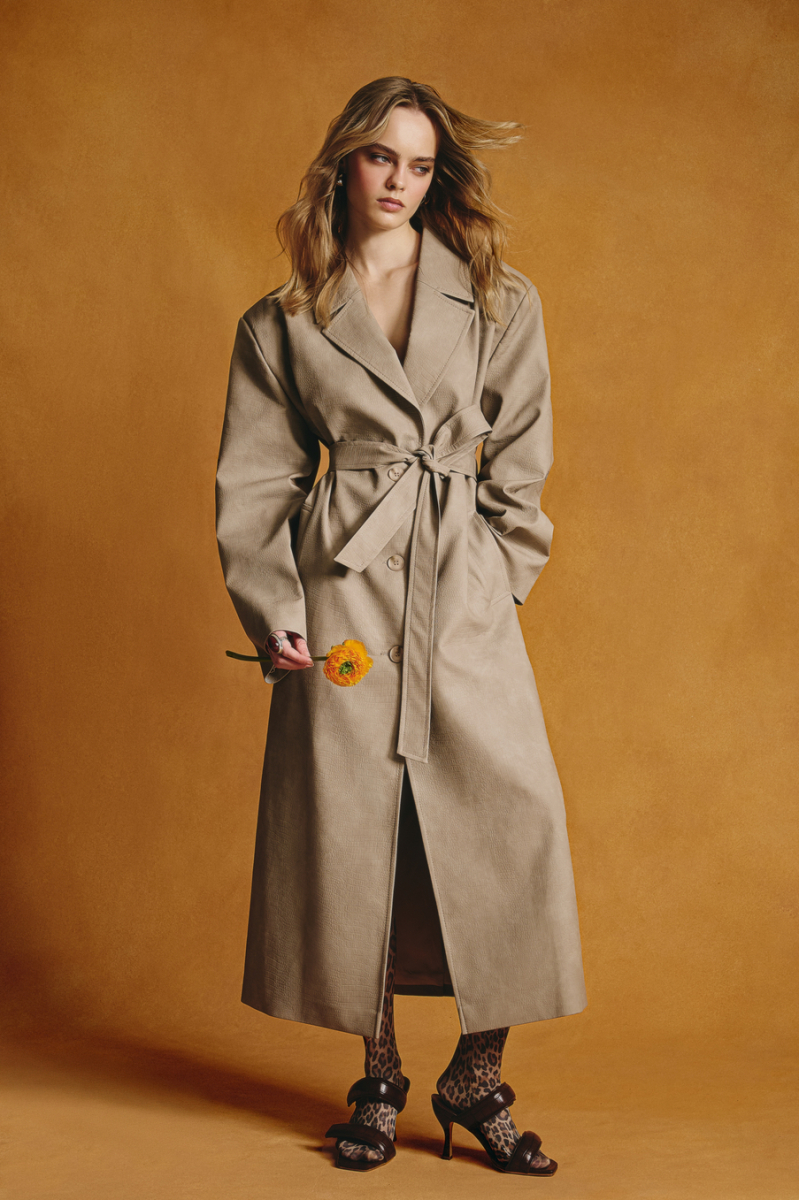 Тренч из фактурной экокожи