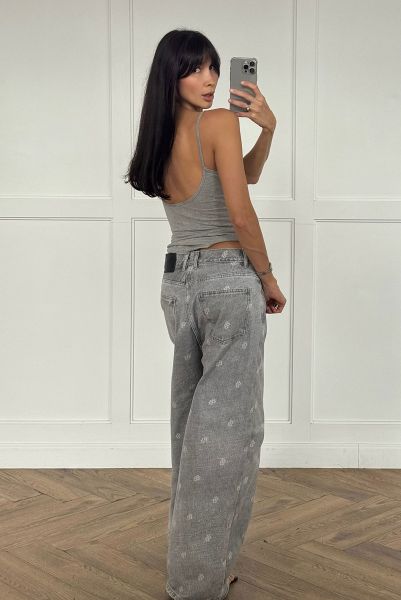 Джинсы на низкой посадке с паттерном Label .B, цвет: серый,  купить онлайн