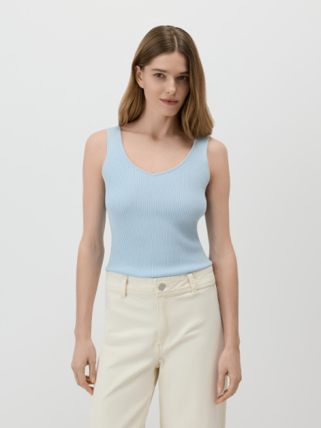 Топ на широких бретелях