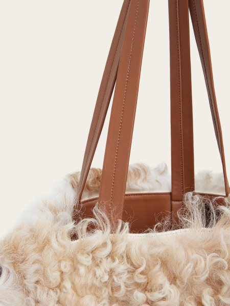 Сумка из натурального меха Chaika, цвет: бежевый AW25BG01-02 купить онлайн