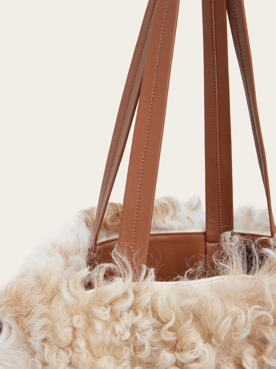 Сумка из натурального меха Chaika, цвет: бежевый AW25BG01-02 купить онлайн