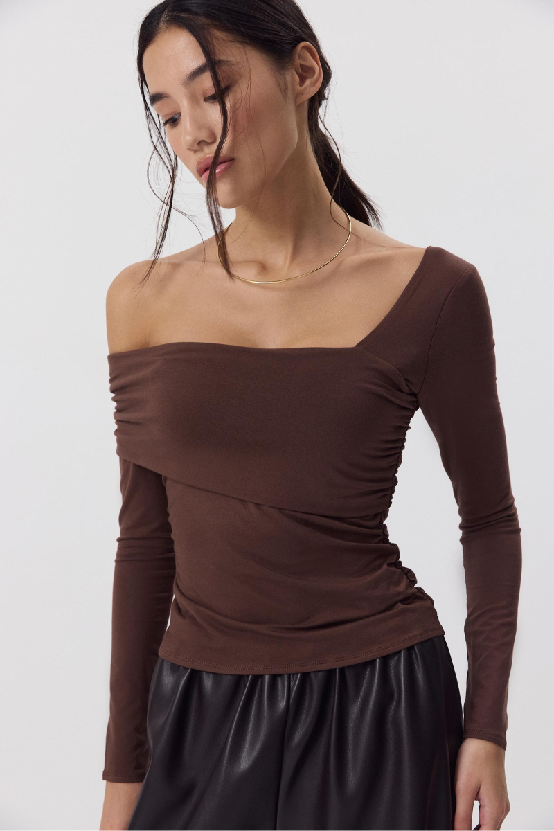 Лонгслив со спущенным плечом Charmstore, цвет: шоколадный, 205-43165-551 купить онлайн