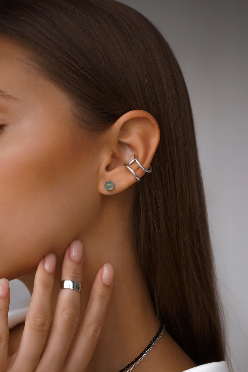 Серебряные серьги-пусеты мини "Sunset" с лабрадоритом SBLESKOM, цвет: серебро, 11343 купить онлайн