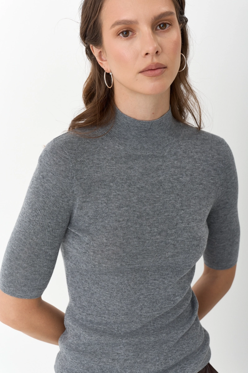 Топ с воротником стойка из мериноса Ricoco, цвет: серый, 5066/4 купить онлайн