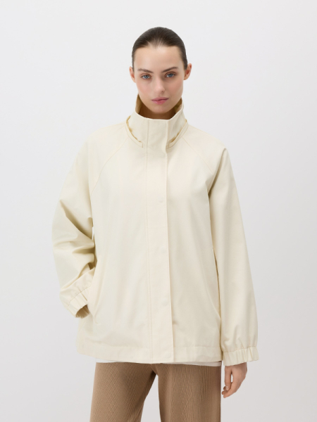 Ветровка с капюшоном