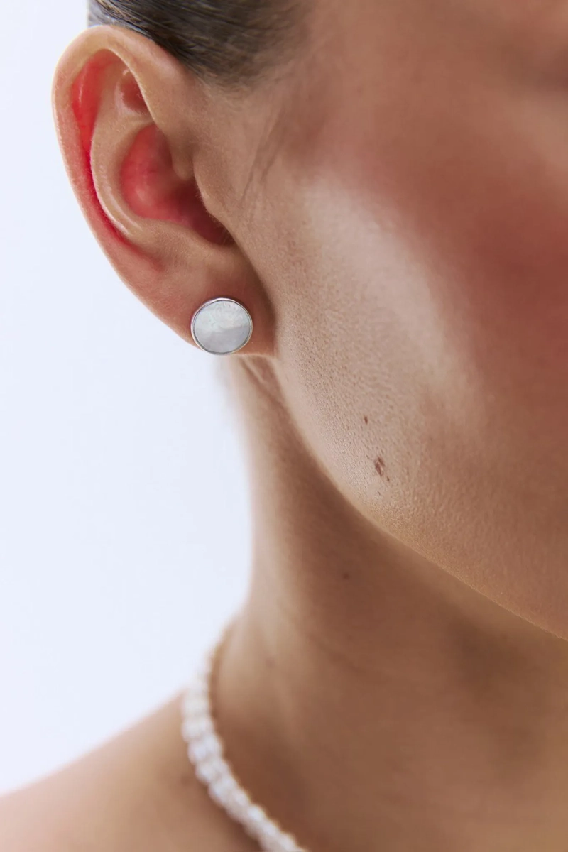 Серебряные серьги-пусеты с перламутром SBLESKOM, цвет: серебро, 11266 купить онлайн