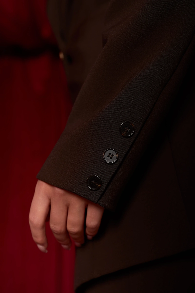 Жакет приталенный с акцентной брошью Ricoco, цвет: горький шоколад, 6082/1 купить онлайн