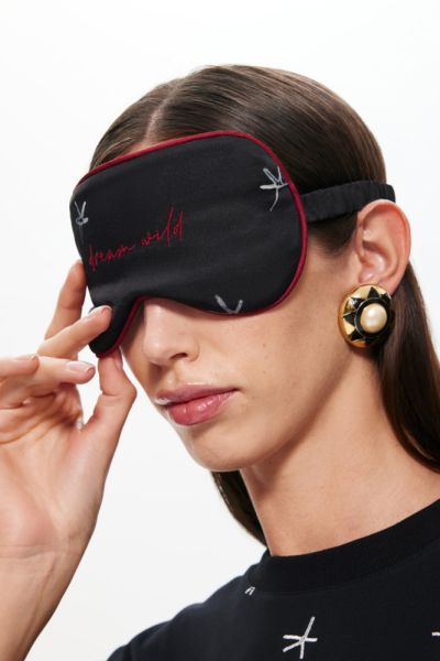 Маска с вышивкой