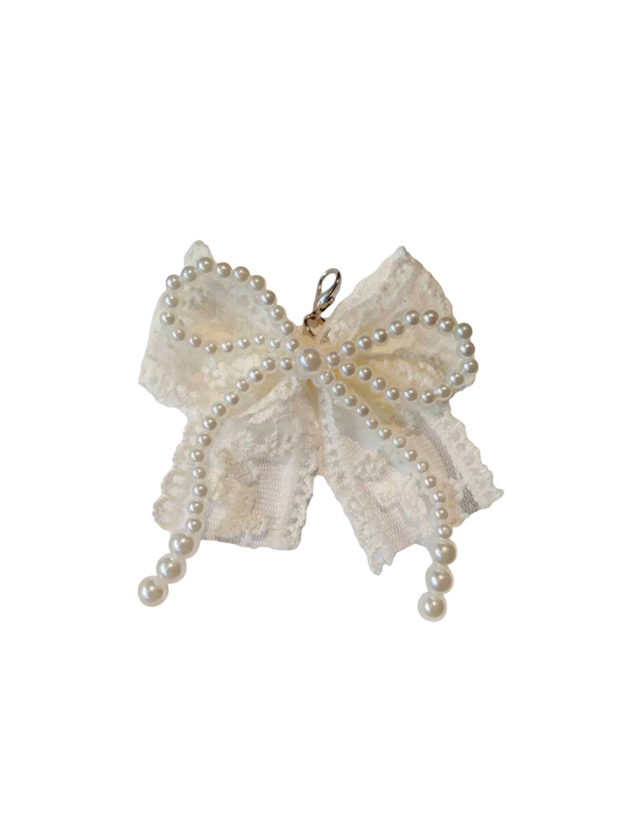 Брошь на кроссовки из бисера с кружевным бантом