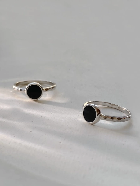 Серебряное узкое кольцо "Black" с черным агатом SBLESKOM, цвет: серебро, 11271 купить онлайн