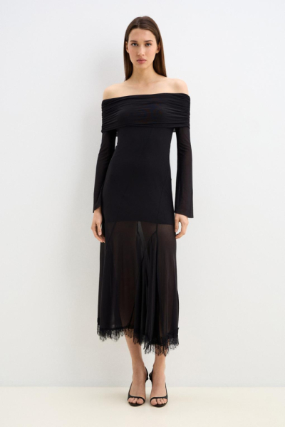 Платье с открытыми плечами