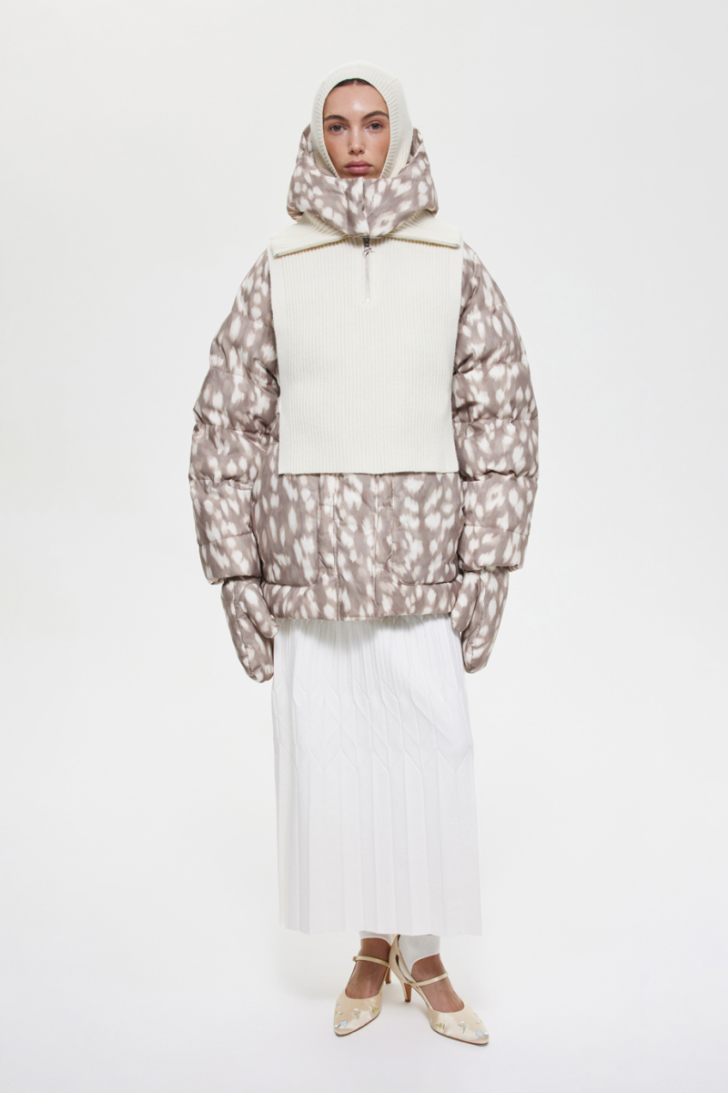 Пуховик с принтом DREAMS BY ALENA AKHMADULLINA, цвет: бежевый, 225101010504251/219000 купить онлайн