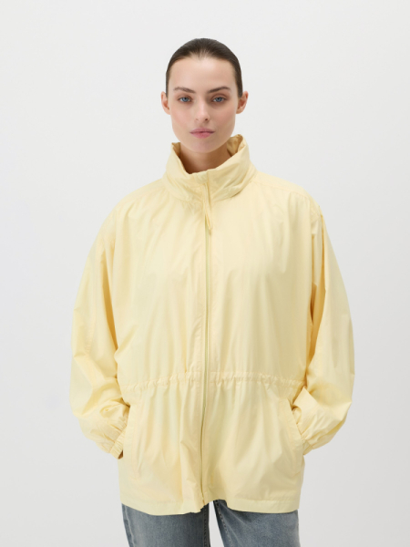Ветровка с капюшоном