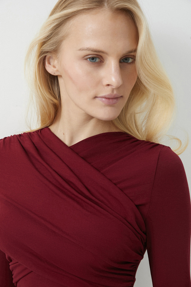 Лонгслив с драпированной деталью на груди Charmstore, цвет: Бордовый, 205-23265-442 купить онлайн