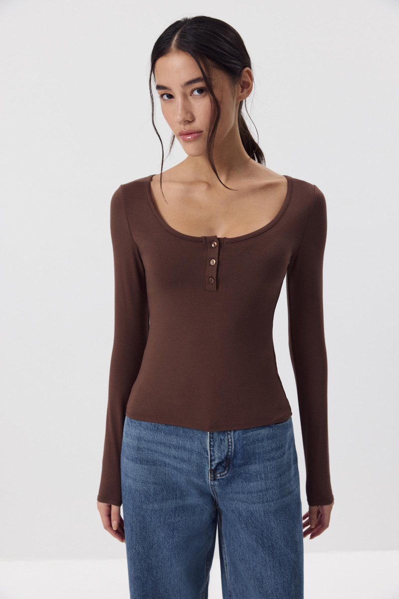 Лонгслив с пуговицами Charmstore, цвет: шоколадный, 205-43265-551 купить онлайн