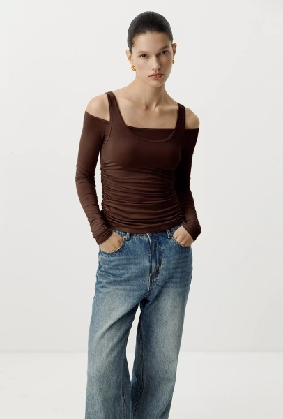 Лонгслив двойной с открытыми плечами Charmstore, цвет: горький шоколад, 205-23365-565 купить онлайн
