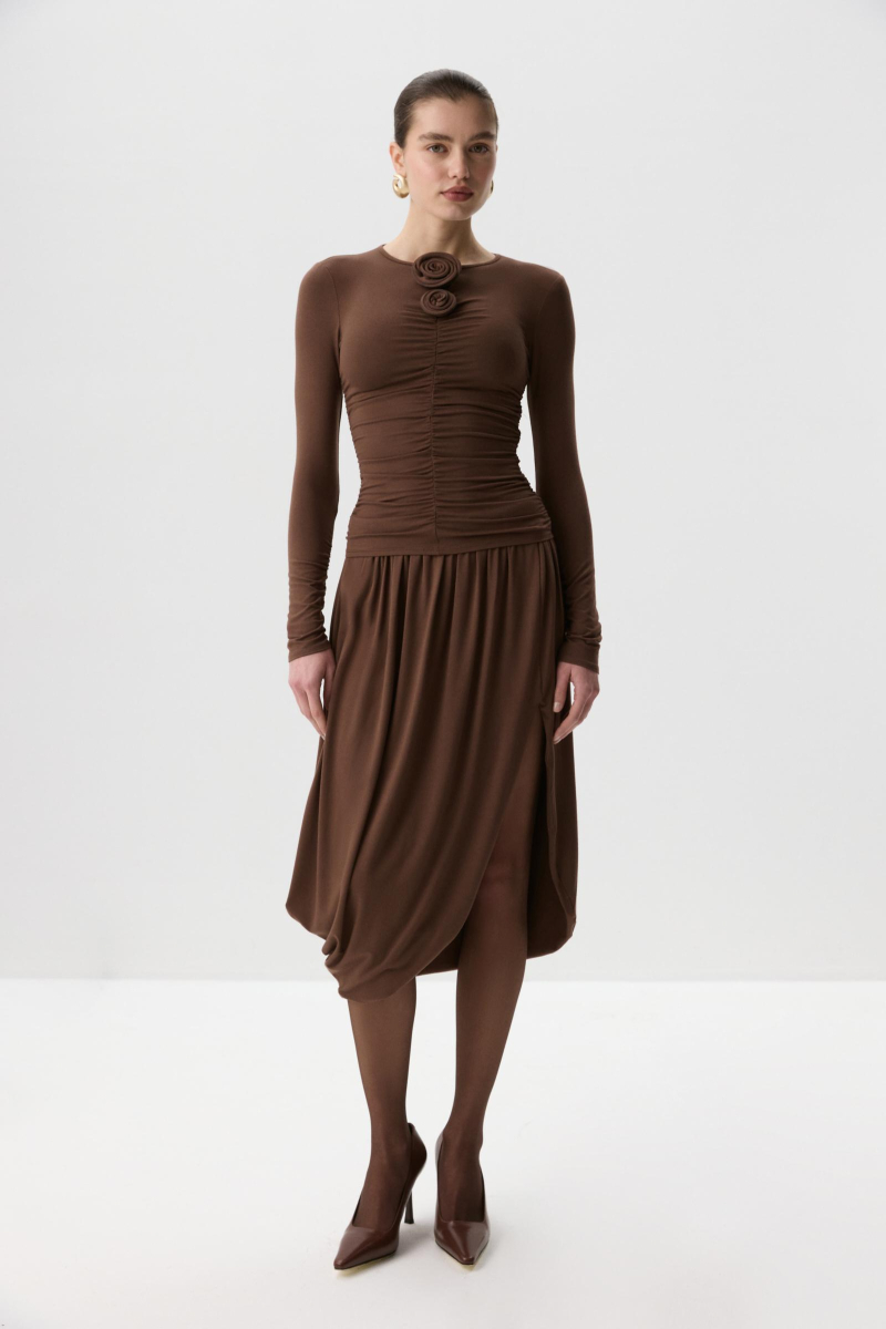 Лонгслив с декоративной розой Charmstore, цвет: шоколадный, 205-47065-551 купить онлайн