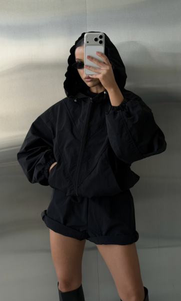 Ветровка с капюшоном