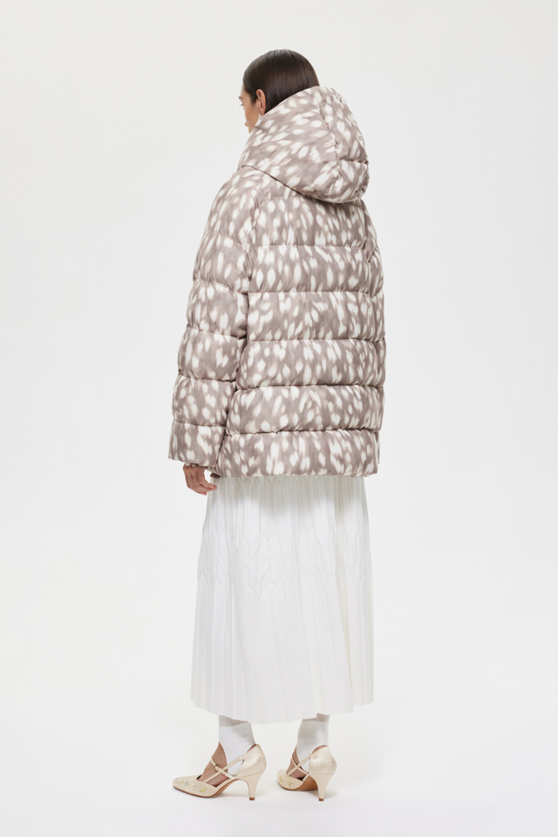 Пуховик с принтом DREAMS BY ALENA AKHMADULLINA, цвет: бежевый, 225101010504251/219000 купить онлайн