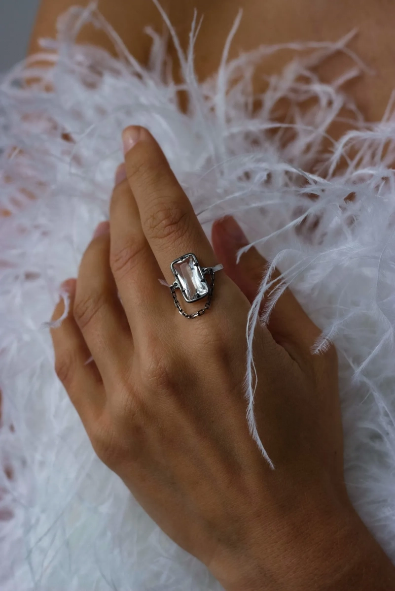 Серебряное кольцо "Лед" с горным хрусталем еще крупнее SBLESKOM, цвет: серебро, 11639 купить онлайн