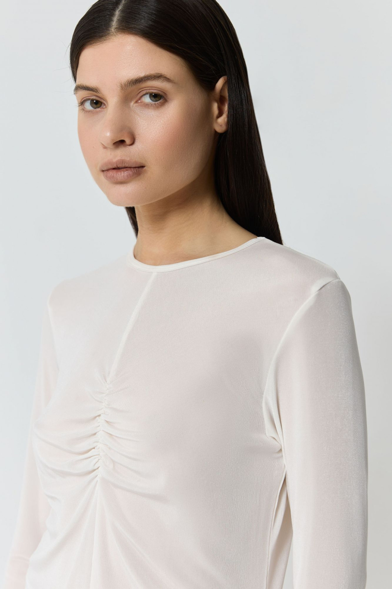 Лонгслив со сборкой AROUND, цвет: молочный, 219_115CE02 купить онлайн