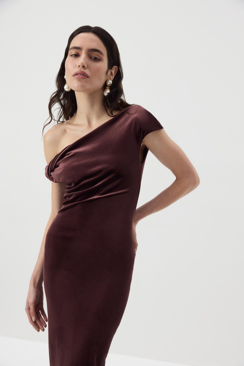 Платье макси с открытым плечом из бархата Charmstore, цвет: шоколадный, 111-27542-551 купить онлайн